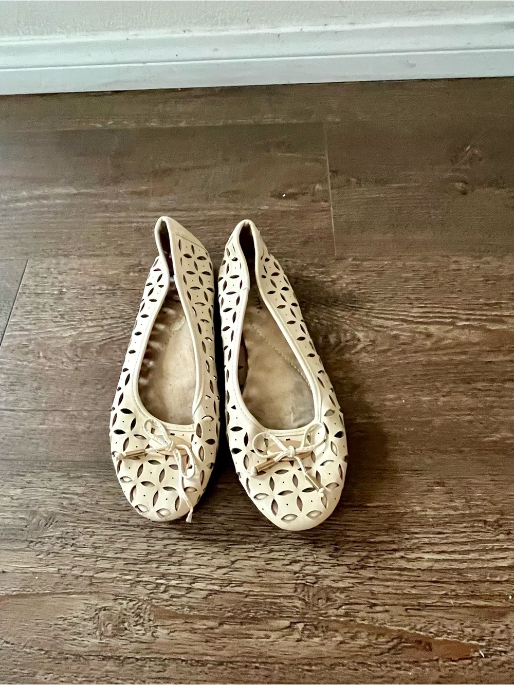 WHIT Cream Laser-Cut Bow Detail Ballet Flats - Picture 9 of 12